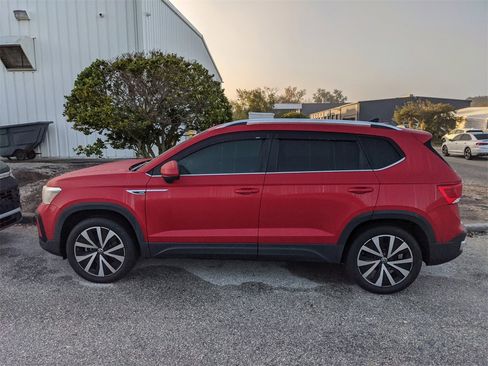 Certified 2022 Volkswagen Taos SE image 4