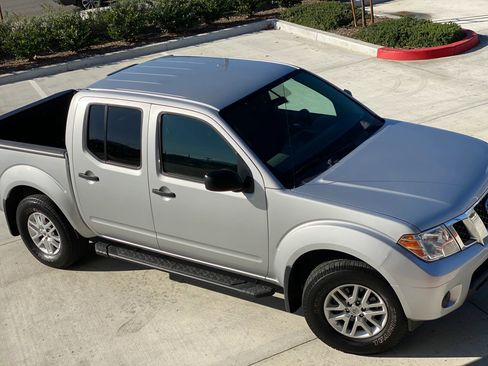 Used 2019 Nissan Frontier SV image 2