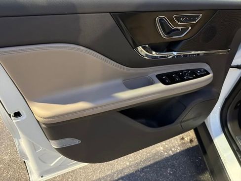 Certified 2023 Lincoln Corsair AWD image 14