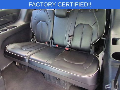 Certified 2025 Chrysler Pacifica Limited image 32
