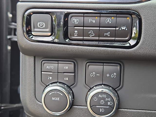 Used 2025 GMC Yukon AT4 w/ AT4 Premium Package AWD/4WD image 18