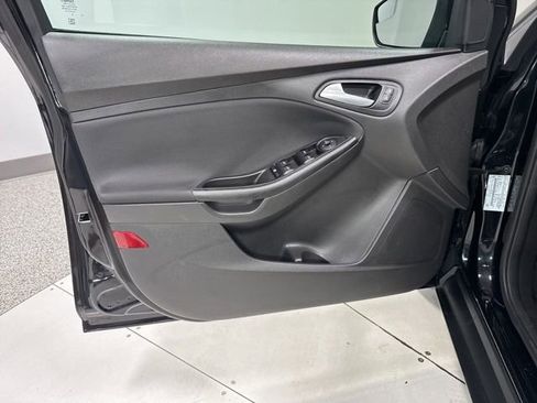 Used 2018 Ford Focus SE FWD image 8