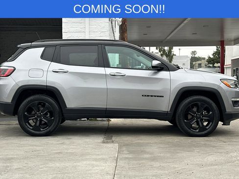 Used 2018 Jeep Compass Latitude w/ Popular Equipment Group AWD/4WD image 3