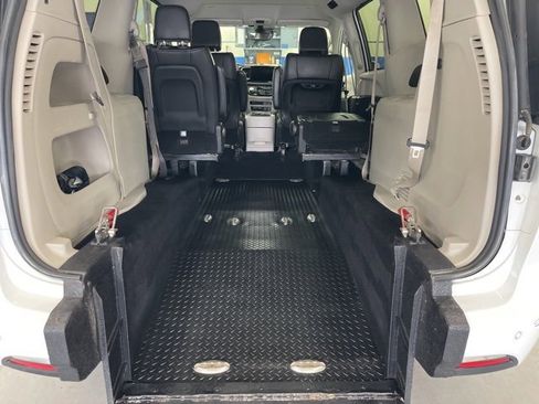 Used 2022 Chrysler Pacifica Touring-L image 10