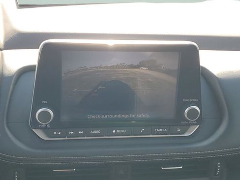 Used 2023 Nissan Rogue S image 17