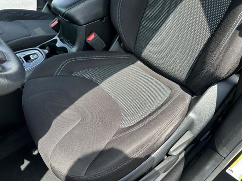 Used 2019 Jeep Cherokee Latitude w/ Popular Appearance Group AWD/4WD image 22