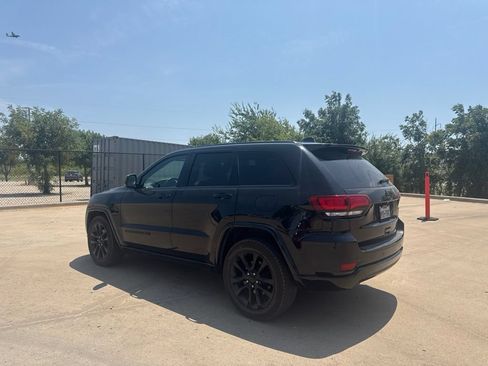 Used 2018 Jeep Grand Cherokee Altitude RWD image 3