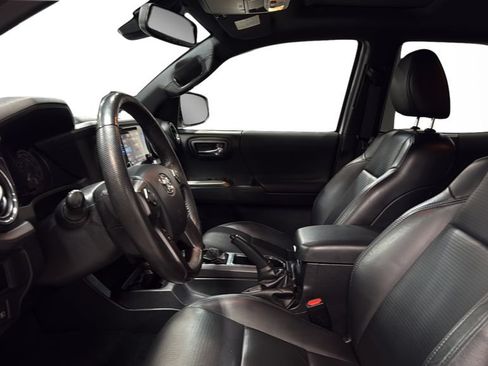 Used 2018 Toyota Tacoma SR5 AWD/4WD image 21