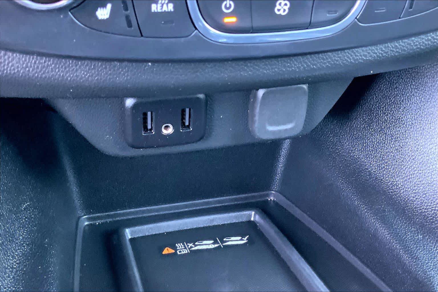 Used 2022 Chevrolet Traverse LT FWD image 35