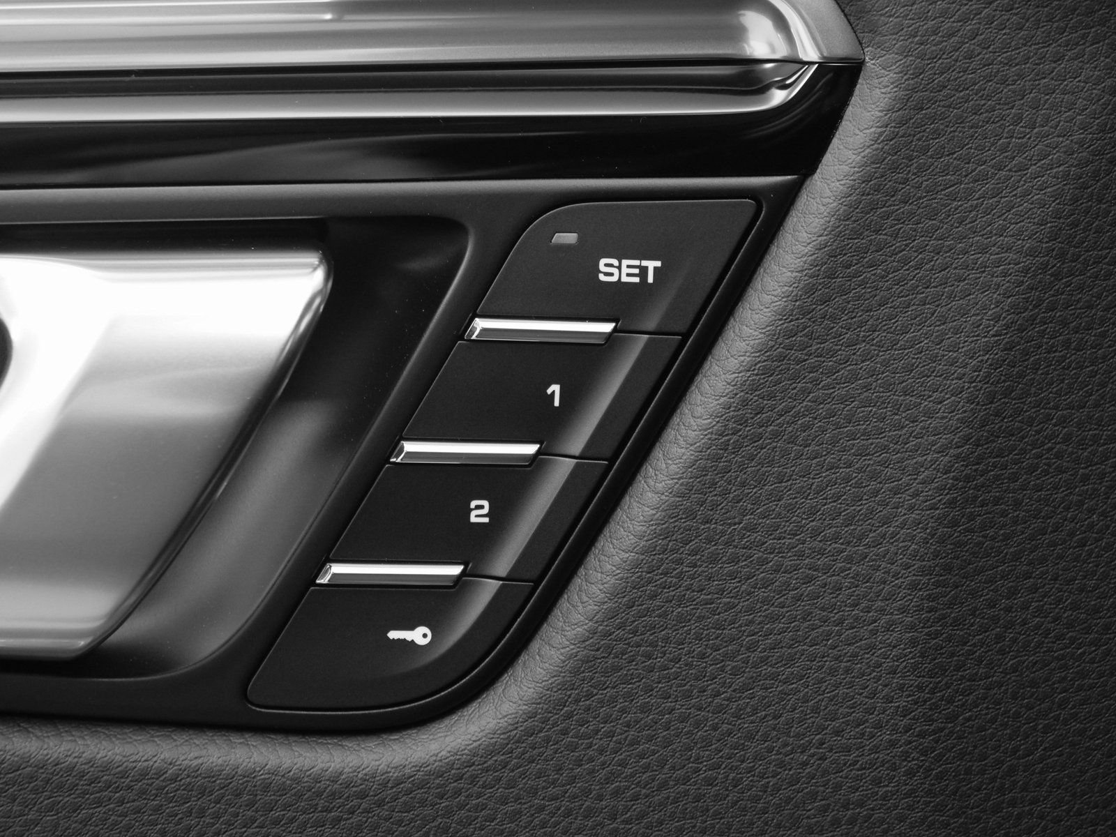 Certified 2025 Porsche Macan AWD/4WD image 27