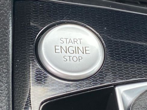 Certified 2025 Volkswagen Taos SE w/ Panoramic Sunroof Package image 19