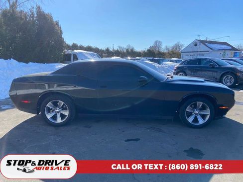 Used 2015 Dodge Challenger SXT image 6