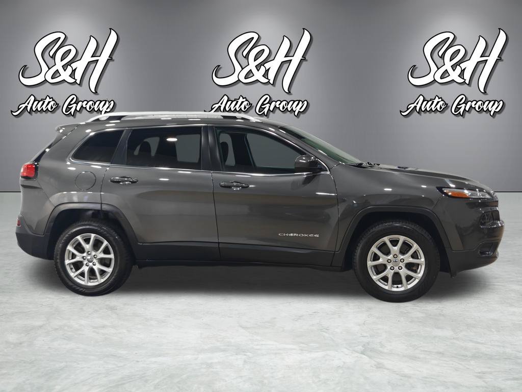 Used 2017 Jeep Cherokee Latitude w/ Cold Weather Group AWD/4WD image 17