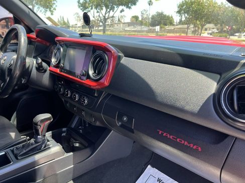 Used 2017 Toyota Tacoma TRD Sport AWD/4WD image 30
