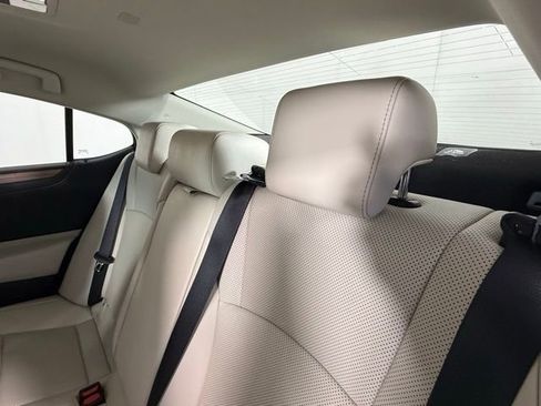 Used 2025 Lexus ES 300h w/ Premium Package image 33