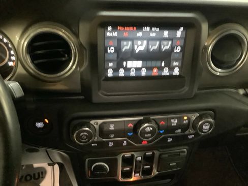 Certified 2019 Jeep Wrangler Unlimited Sahara AWD/4WD image 32