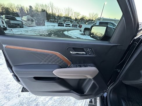 Used 2023 GMC Canyon Denali image 9