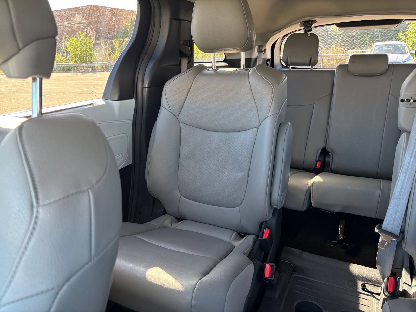Used 2025 Toyota Sienna XLE FWD image 40
