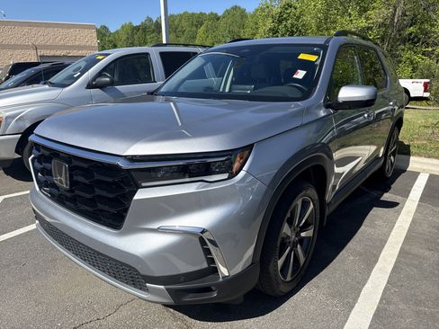Used 2023 Honda Pilot Touring image 5