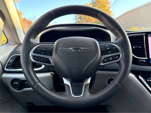 Used 2022 Chrysler Pacifica Touring-L image 15
