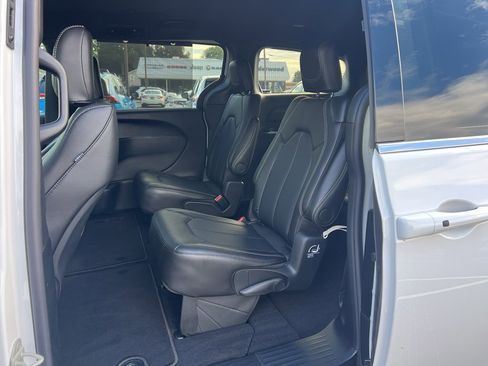 New 2026 Chrysler Pacifica Select image 10