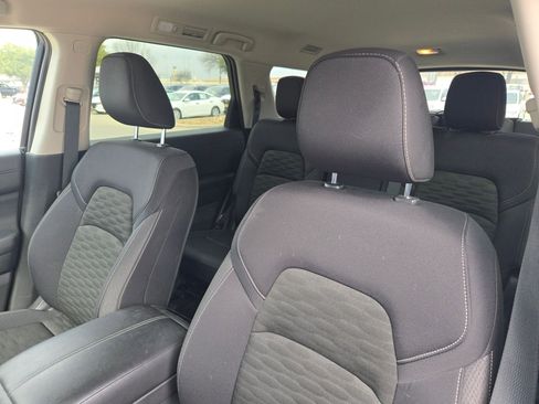 Used 2025 Nissan Pathfinder SV image 9