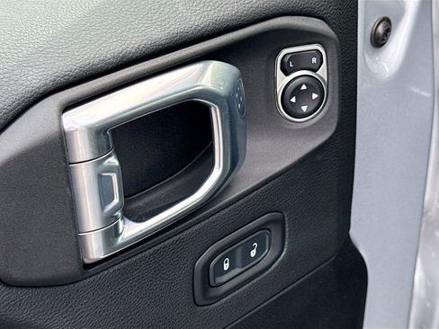 Used 2022 Jeep Wrangler Unlimited Sahara image 8