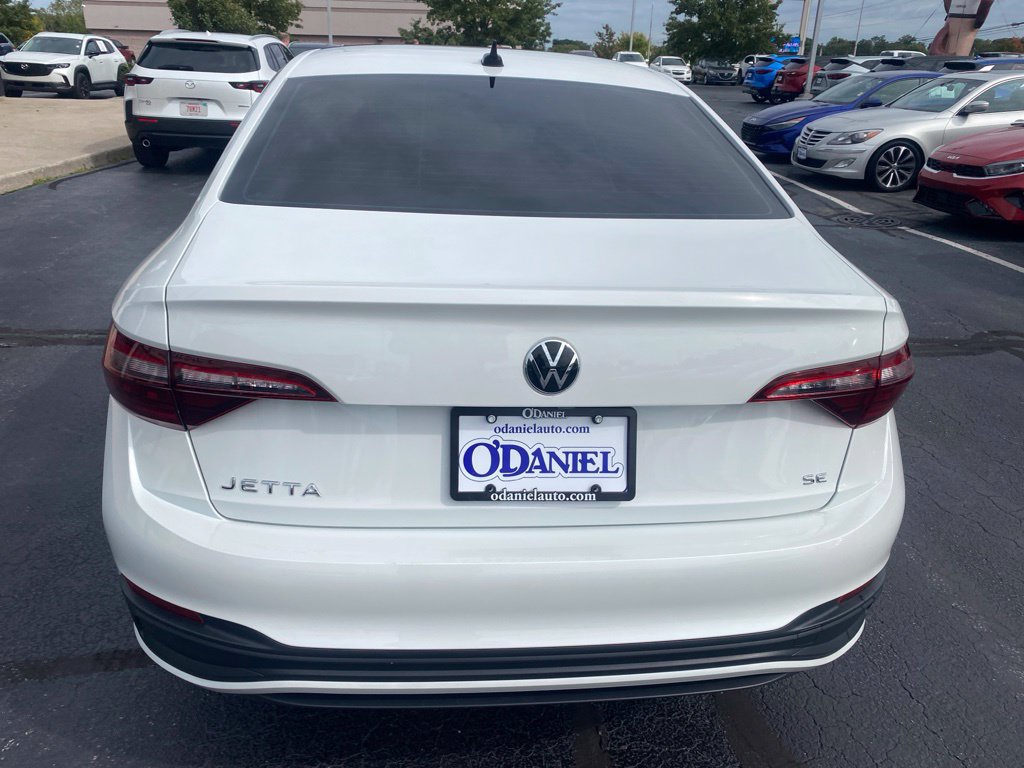 Used 2024 Volkswagen Jetta SE w/ Panoramic Sunroof Package FWD image 5