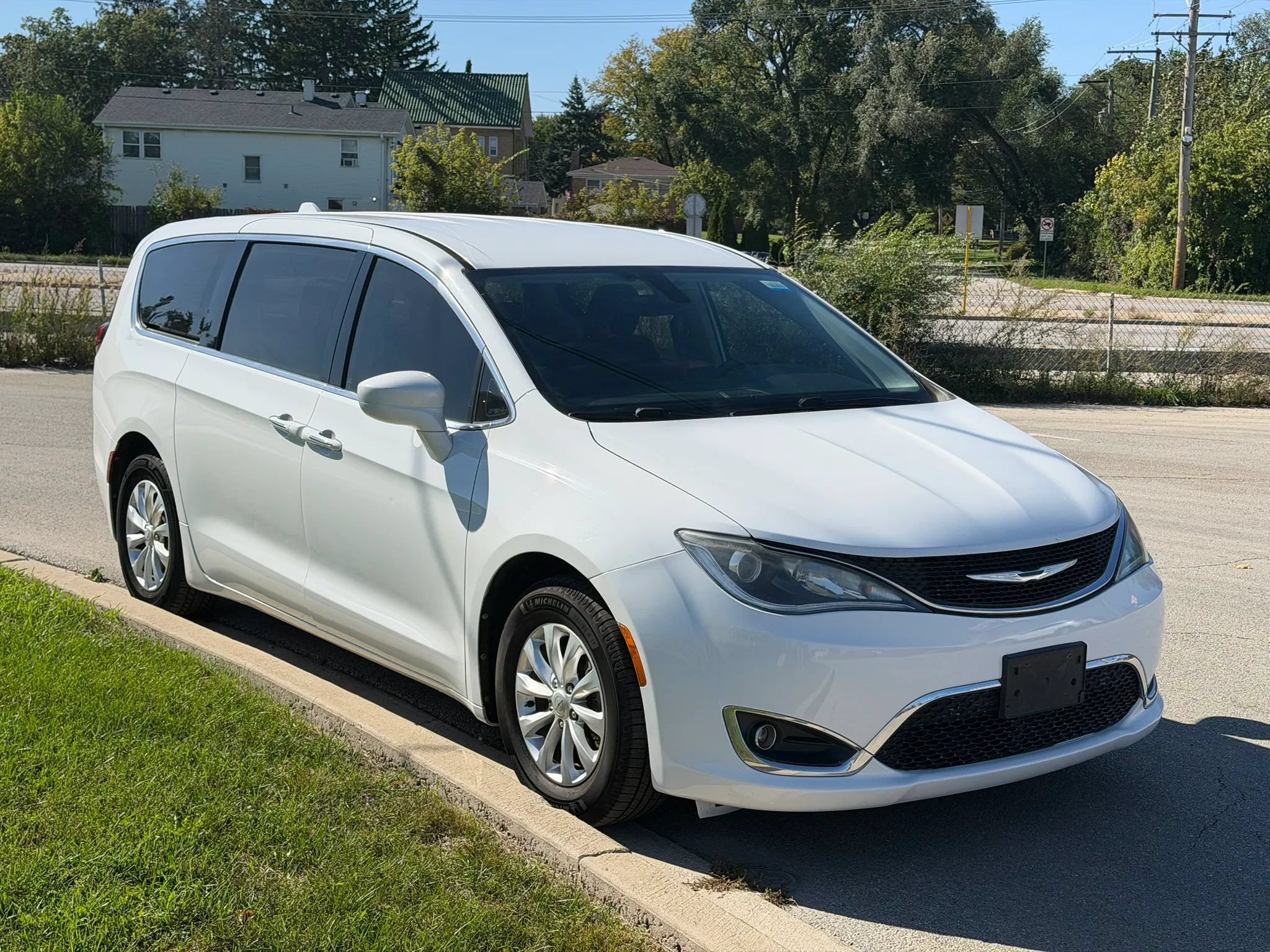 Used 2018 Chrysler Pacifica Touring Plus FWD image 7