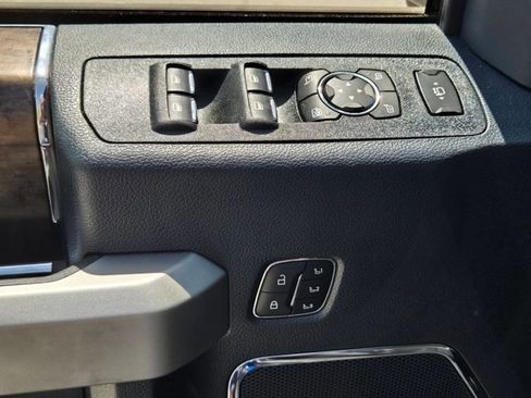 Used 2022 Ford F250 Lariat w/ Black Appearance Package image 9