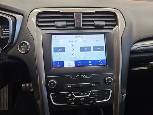 Used 2020 Ford Fusion SE FWD image 19