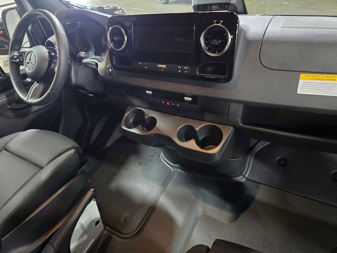 Used 2025 Mercedes-Benz Sprinter 2500 image 10