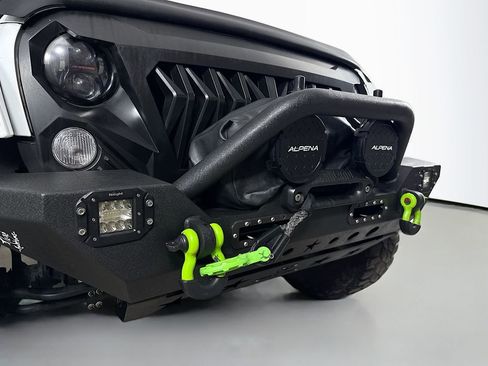 Used 2014 Jeep Wrangler Unlimited Sahara image 32