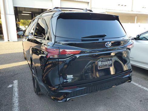 Used 2025 Toyota Sienna XSE FWD image 3