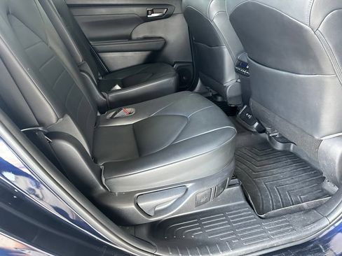 Used 2020 Toyota Highlander XLE FWD image 35