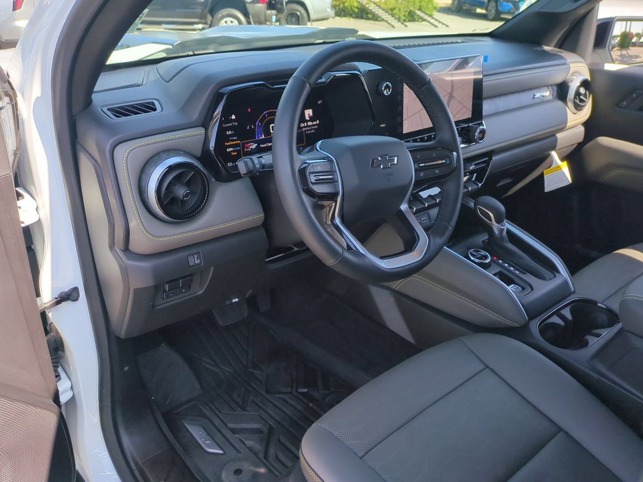 Used 2025 Chevrolet Colorado ZR2 w/ Technology Package AWD/4WD image 10