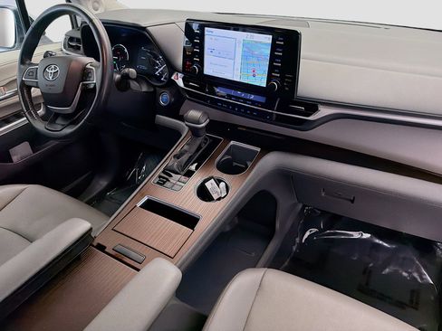 Used 2024 Toyota Sienna XLE w/ XLE Plus Package image 12