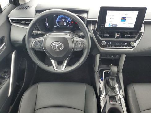 Used 2025 Toyota Corolla Cross XLE FWD image 17
