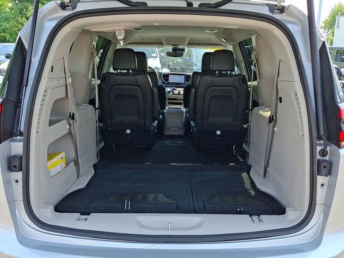 Certified 2024 Chrysler Pacifica Touring-L FWD image 31
