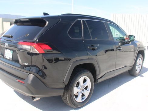 Used 2021 Toyota RAV4 XLE w/ Convenience Package FWD image 3