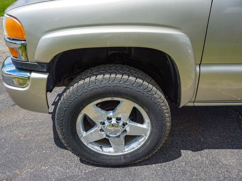Used 2005 GMC Sierra 2500 SLT w/ Heavy-Duty Power Package AWD/4WD image 34