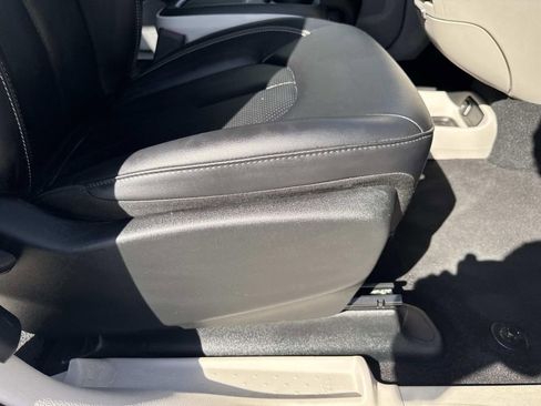 Used 2024 Chrysler Pacifica Touring-L FWD image 12