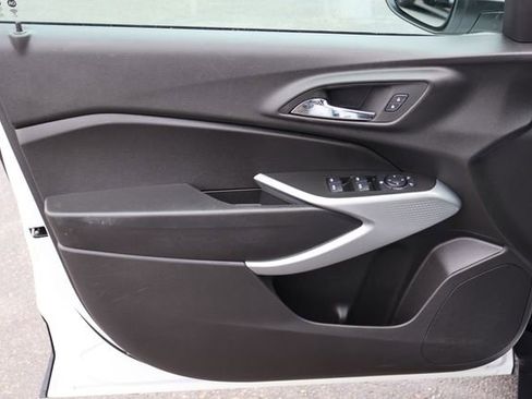 Used 2025 Chevrolet Trax LS w/ LS Convenience Package FWD image 16