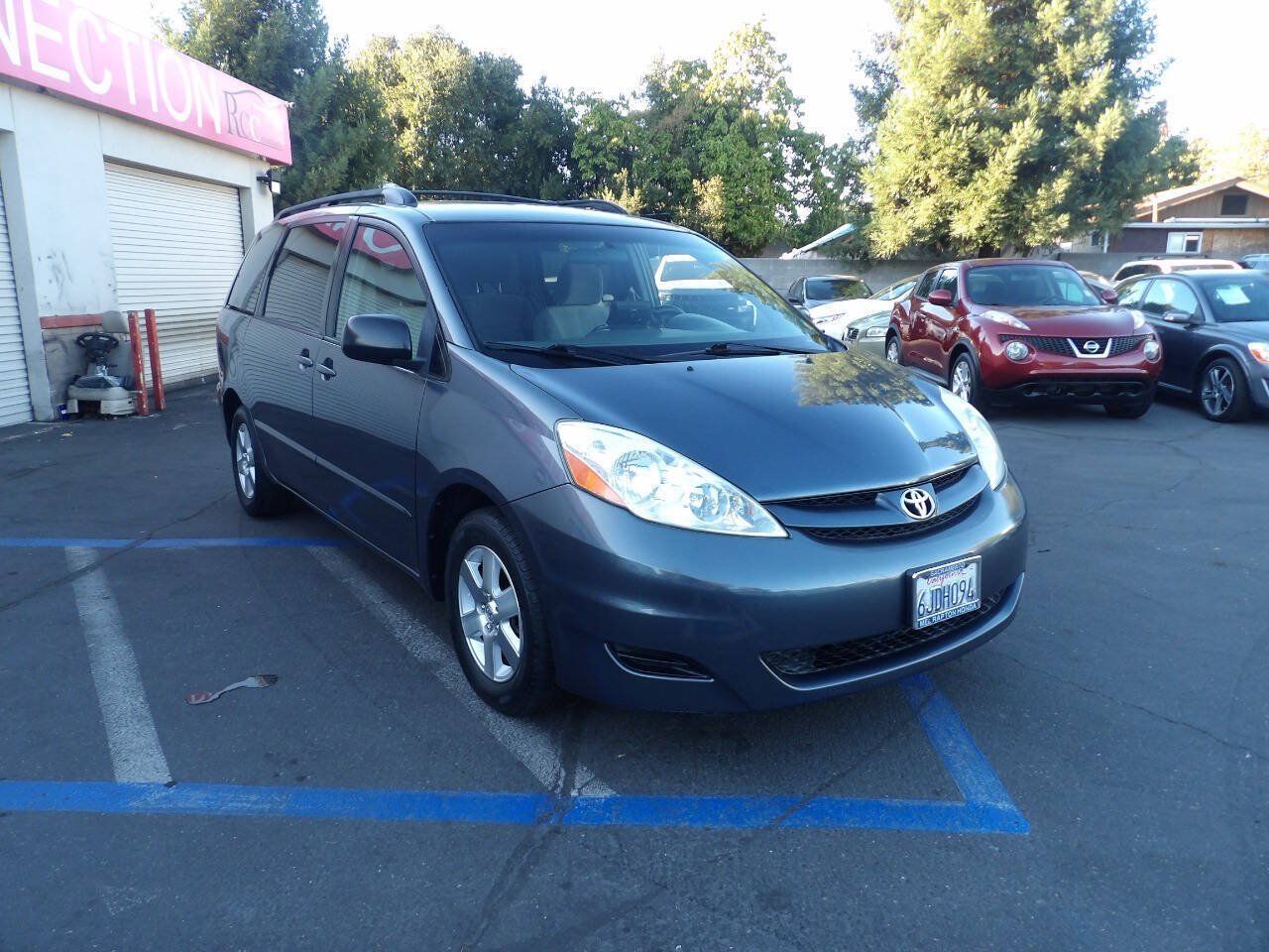 Used 2009 Toyota Sienna LE FWD image 2