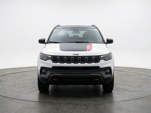 Used 2025 Jeep Compass Trailhawk AWD/4WD image 2