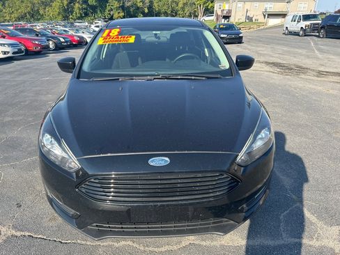 Used 2018 Ford Focus SE w/ SE Appearance Package FWD image 3