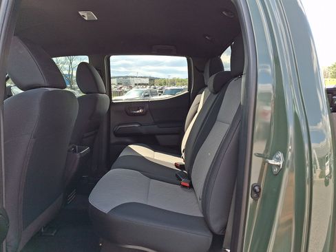 Used 2021 Toyota Tacoma TRD Off-Road w/ Technology Package AWD/4WD image 10