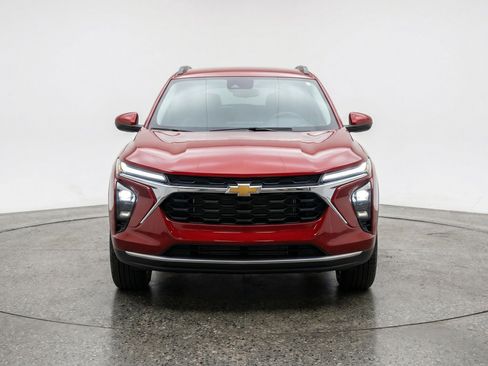 Used 2025 Chevrolet Trax LT w/ LT Convenience Package image 2