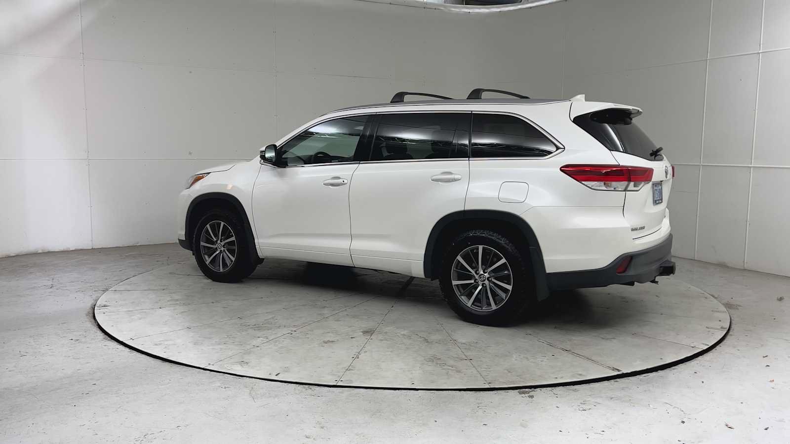 Used 2017 Toyota Highlander XLE AWD/4WD image 2