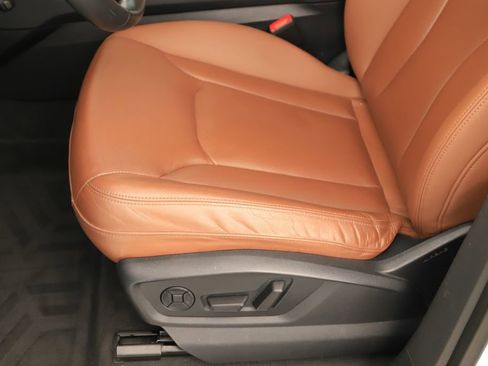 Used 2019 Audi Q8 Premium Plus w/ Premium Plus AWD/4WD image 22